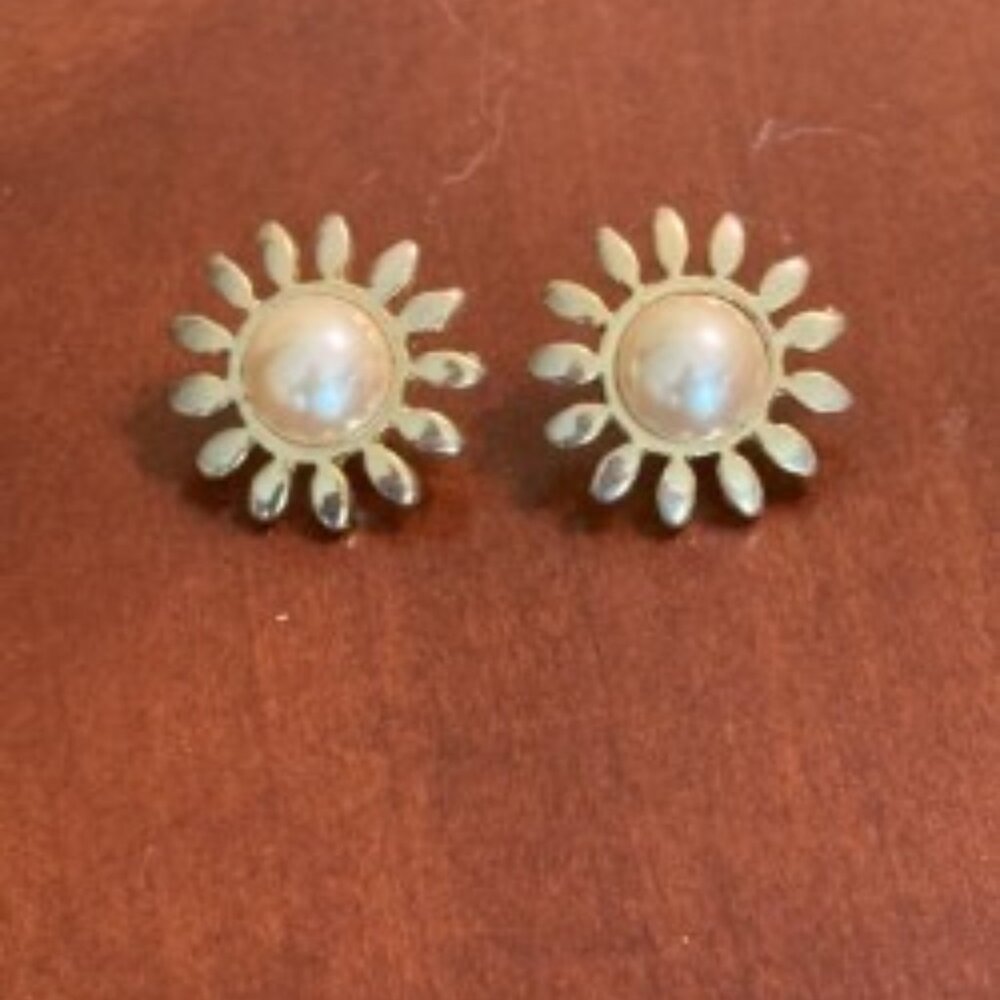 Gold Tone Earring with Faux Pearls!!